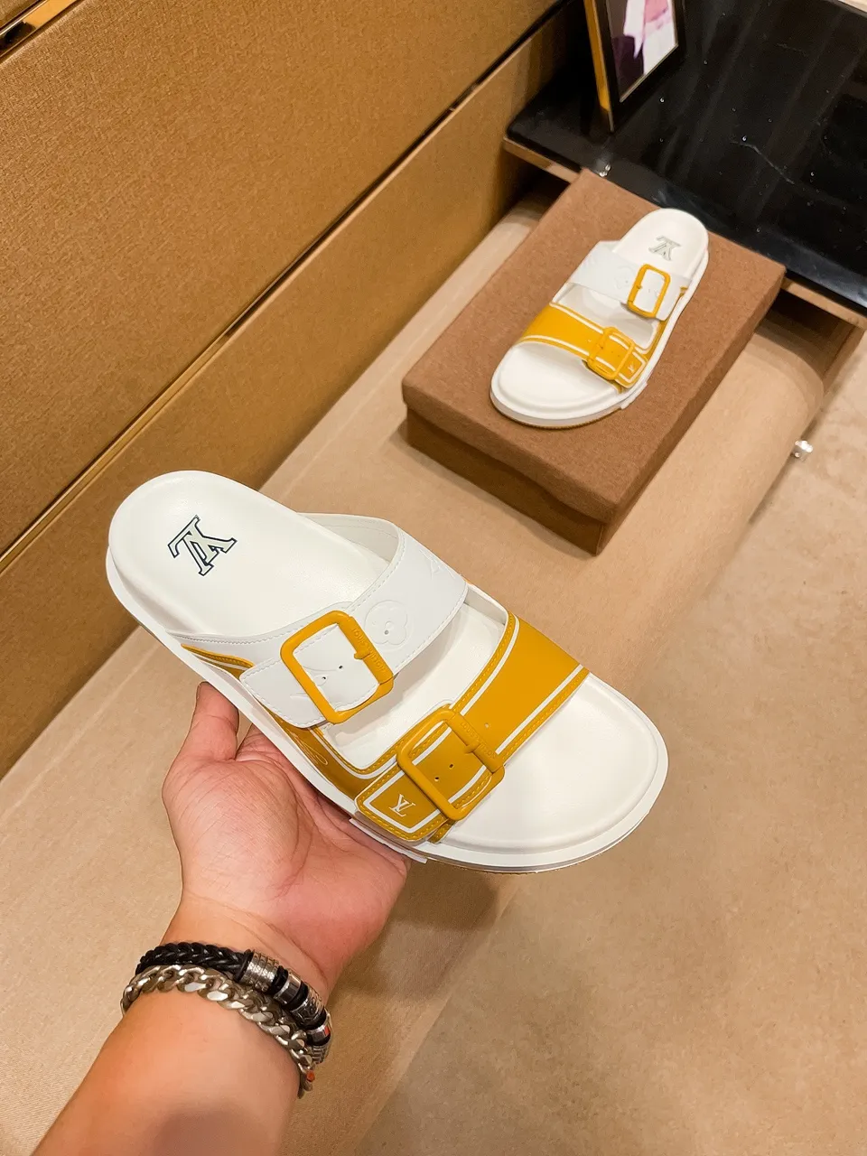 Men's shoes 💰 380 💰 New model on the market 🔥 [LV 🔥 Slippers] High-end 1:1 mold customization of first-layer cowhide, original upgraded version of the outsole, lighter and non-slip. The market's top quality, fashionable and trendy, versatile and popular, simple yet tasteful, a must-have for fashionistas, exuding a fashionable and casual atmosphere, fashion is at your feet, full of confidence, the same style at the counter 👍The season of spring and summer slippers is here, they are super beautiful to wear, 38-44, multiple colors available🔥